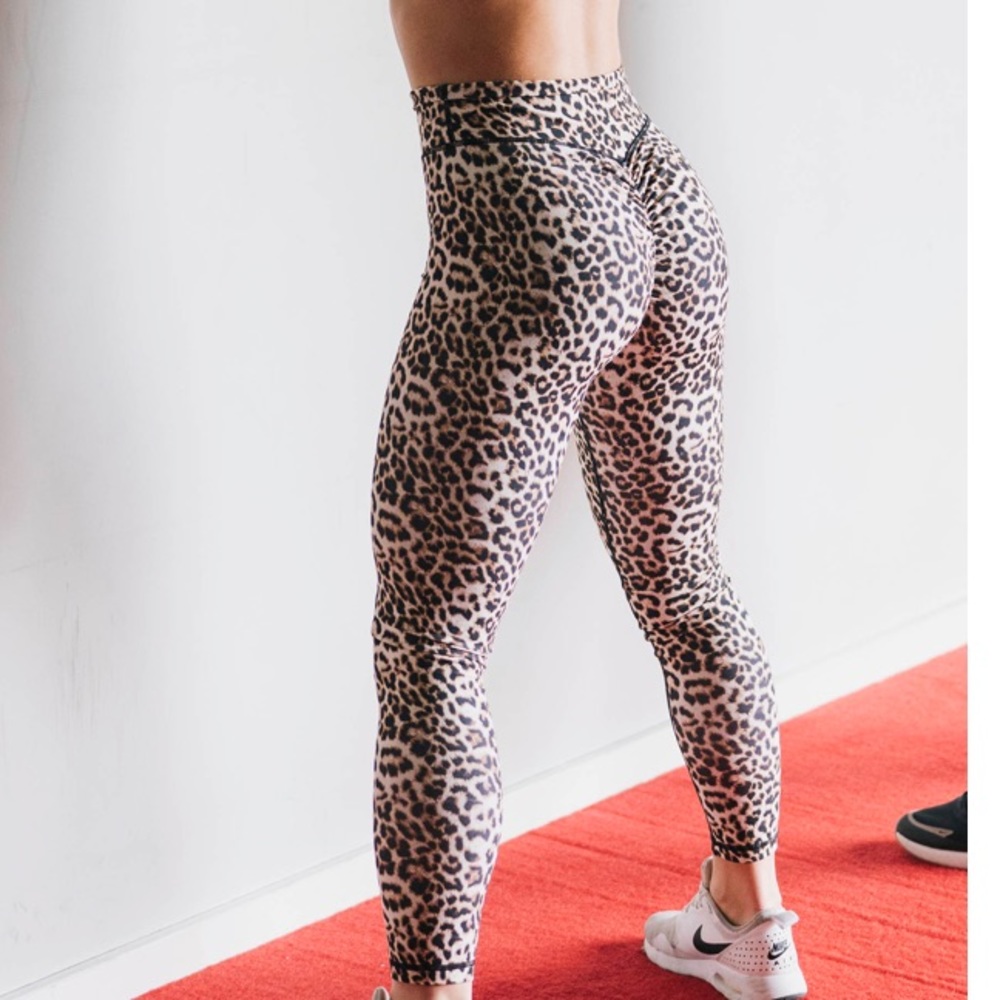 Zyia leopard brilliant scrunchy bottom leggings size 4